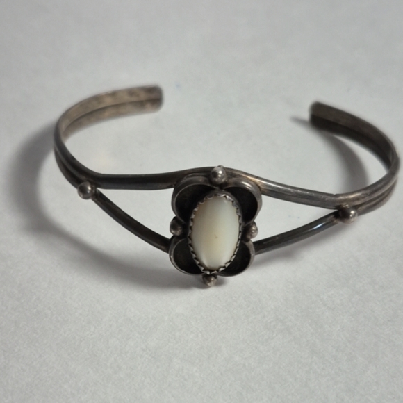 Vintage Womens Cuff Bracelet Native American Western MOP Sterling Silver - Picture 1 of 8